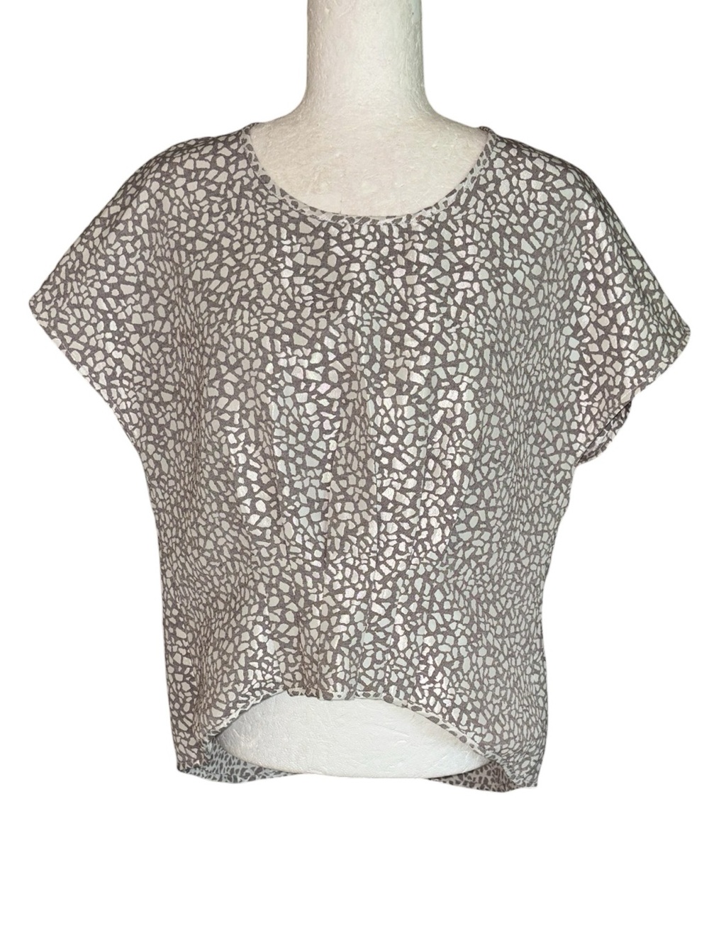 LN Abbey Glass Gray Silver Leopard Animal Jacquard Cap Sleeve High Low Top - M